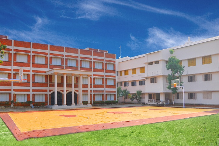 https://cache.careers360.mobi/media/colleges/social-media/media-gallery/9528/2020/12/5/Campus View of The Central Law College Salem_Campus-View.jpg